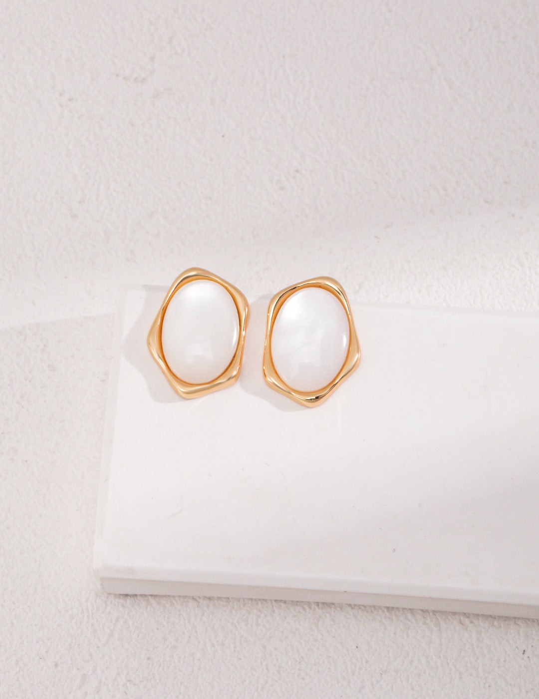 Vintage Gold Oval Earrings – 925 Silver & Mother-of-Pearl