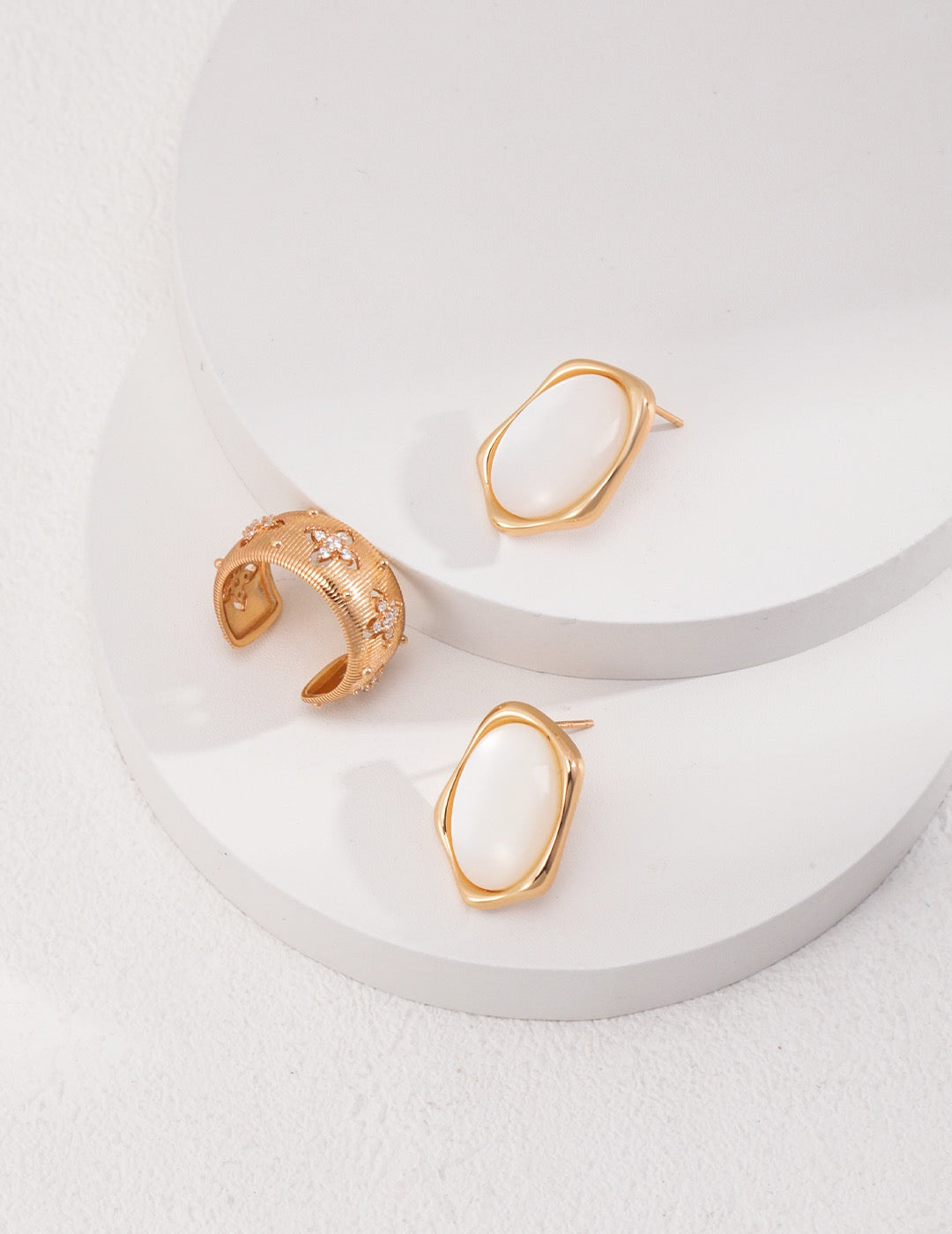 Vintage Gold Oval Earrings – 925 Silver & Mother-of-Pearl