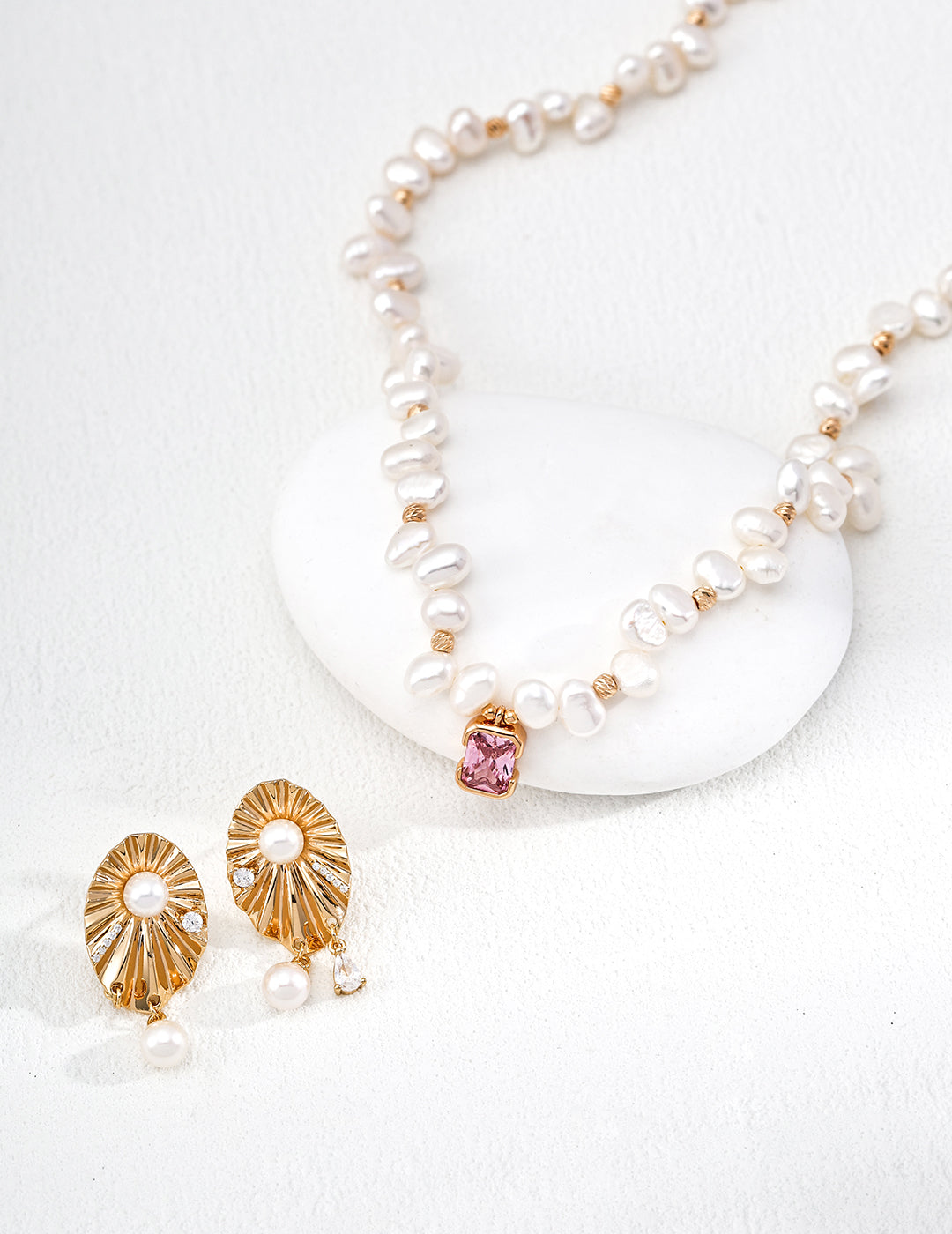 Pink Gemstone Pendent with Exquisite Pearl Necklace